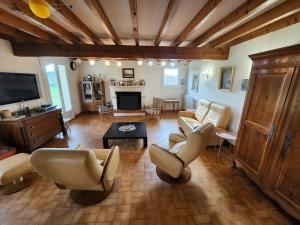 Maisons de vacances Spacious house with large garden in Valdivienne : photos des chambres