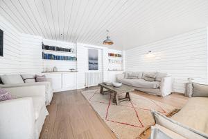 Waterside House - Luxurious waterside retreat overlooking Fowey Harbour with beach access & table tennis