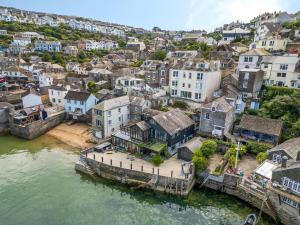 Waterside House - Luxurious waterside retreat overlooking Fowey Harbour with beach access & table tennis
