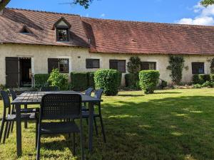 Maisons de vacances Maison de campagne avec jardin et parking pres de Neuvy-Saint-Sepulchre - FR-1-591-645 : photos des chambres