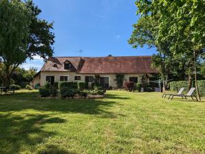 Maisons de vacances Maison de campagne avec jardin et parking pres de Neuvy-Saint-Sepulchre - FR-1-591-645 : photos des chambres