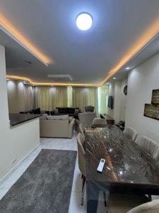 شقة بالمعادي مؤثثة جديدة