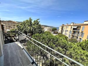 Saint Tropez High standing 3