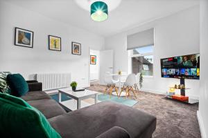 Stylish One Bedroom - Fast WiFi - On Street Parking 2BR