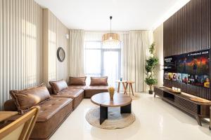 1BR Apartment - Luxury, Spacious and balcony at Al Zahia