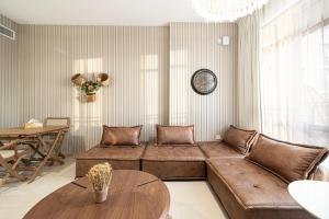 1BR Apartment - Luxury, Spacious and balcony at Al Zahia