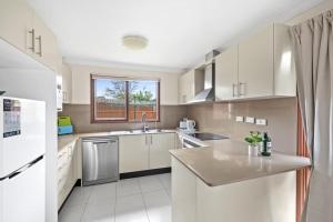 Private Ensuite Queen Room - Centrally Located at Milperra