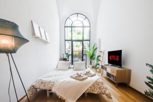 Easylife Swiss - Luxurious Garden Retreat in Castel Grande, Pergola & Historic Charm x6