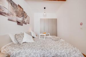 Easylife Swiss - Luxurious Garden Retreat in Castel Grande, Pergola & Historic Charm x6