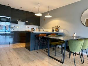 Luxury apartment close to Theatre, Barbican & Hoe 2 kings or 4 single beds secure covered parking