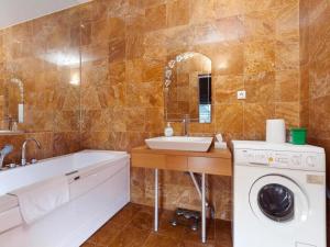 OperaTheater view 2BD apartment for 8