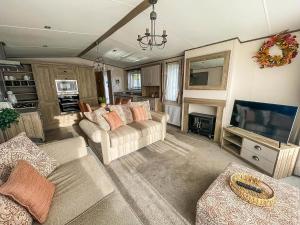 Stunning 8 Berth Caravan With Decking At Kessingland Beach Ref 90017D