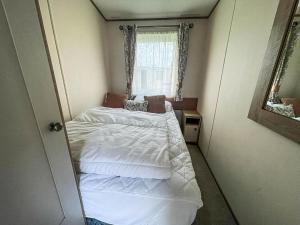 Stunning 8 Berth Caravan With Decking At Kessingland Beach Ref 90017D