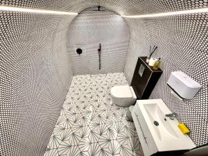 2 bedroom subterranean luxury flat in Euston