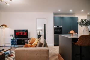 Spacious City Pad Canal-view Balcony Family Contractors