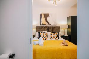 Spacious City Pad Canal-view Balcony Family Contractors