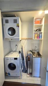 Swanky 2 bed apt with parking - easy city access