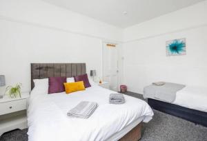 Spacious & Well-lit 2BR Apt with WiFi & Netflix - Excellent Location! Nr High Street, C2C & BEACH by Everhome ltd