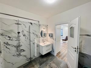 Modern & Fully Equipped Apartment - Near Airport