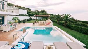 Comfortable And Chic Garden With A Well Maintained Garden