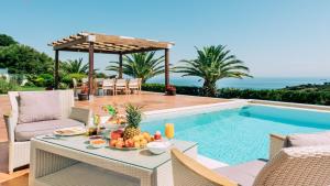 Comfortable And Chic Garden With A Well Maintained Garden