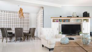 Comfortable And Chic Garden With A Well Maintained Garden