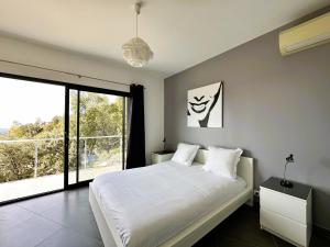 Villas Villa Eden pour 8 personnes climatisee avec piscine chauffee et vue mer a La Londe-les-Maures : photos des chambres