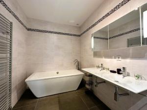 Villas Villa Eden pour 8 personnes climatisee avec piscine chauffee et vue mer a La Londe-les-Maures : photos des chambres