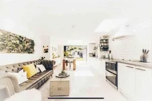 Teddington terraced cottage 3 floors, 3 bedrooms - 泰丁敦