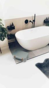 Teddington terraced cottage 3 floors, 3 bedrooms