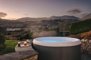 Hollace, Lake District bungalow with hot tub and stunning views
