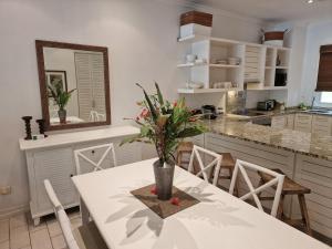Hibiscus Suite by Simply-Seychelles