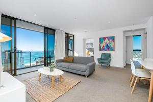 Modern 2BR Broadbeach Ocean Hinterland Views