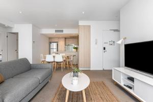 Modern 2BR Broadbeach Ocean Hinterland Views