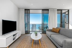Modern 2BR Broadbeach Ocean Hinterland Views