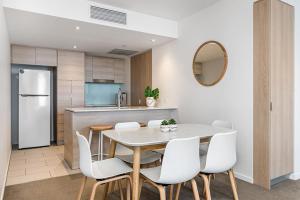 Modern 2BR Broadbeach Ocean Hinterland Views