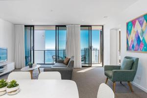Modern 2BR Broadbeach Ocean Hinterland Views