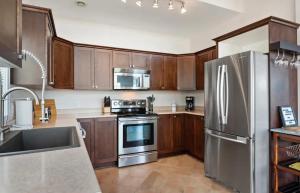 Long Stay Available- Stunning 2 Bed plus office with Lake View