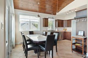 Long Stay Available- Stunning 2 Bed plus office with Lake View