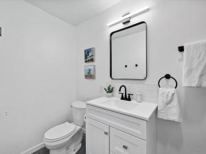 Modern and Accessible 5 Bedroom Home in Cranberry, Pittsburg with Game Room