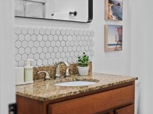 Modern and Accessible 5 Bedroom Home in Cranberry, Pittsburg with Game Room