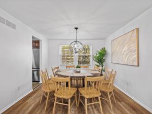 Modern and Accessible 5 Bedroom Home in Cranberry, Pittsburg with Game Room