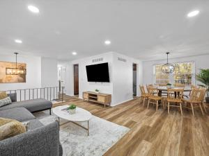 Modern and Accessible 5 Bedroom Home in Cranberry, Pittsburg with Game Room