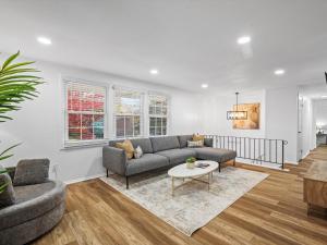 Modern and Accessible 5 Bedroom Home in Cranberry, Pittsburg with Game Room