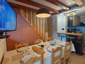 Duplex cosy 6 pers, 39m², 3 chambres, balcon, accès direct aux pistes, centre Val Thorens - FR-1-545-46