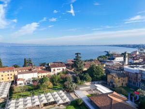 CIAO LAGO Family Apartment DesenzanoLoft Official Partner Homes & Villas by Marriott Bonvoy