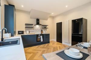 Manchester Cosy & Modern home Central Manchester near CoOp Live, City Centre & Etihad - perfect for leisure & contractor guests - free parking!