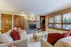 Lion Square Lodge South 550