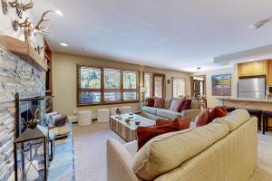 Lion Square Lodge South 550