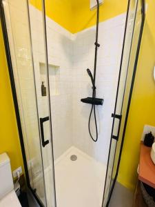 Studio coloré et Jacuzzi à 30 min des plages